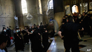 القساوسة والرهبان يتشاجرون داخل كنيسة المهد