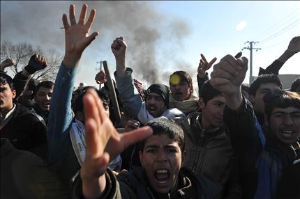 محتجون افغان يشاركون في تظاهرة غاضبة ضد حرق جنود اميركيين مصاحف في كابول امس (ا ف ب) 