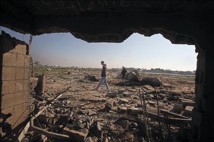 فلسطينيون يتفقدون الدمار في مخيم تدريب بعد غارة إسرائيلية استهدفته في مخيم النصيرات في غزة أمس (أ ب أ) 