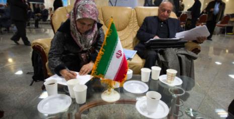 مرشحة للانتخابات التشريعية الإيرانية تقدّم طلب الترشيح في طهران أمس (مرتضى نيكوبازل ـ رويترز) 