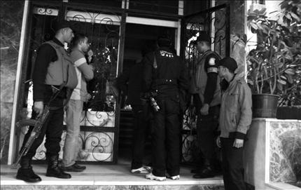 عناصر من الشرطة العسكرية خلال اقتحام مقر منظمة غير حكومية في القاهرة أمس (أ ب) 