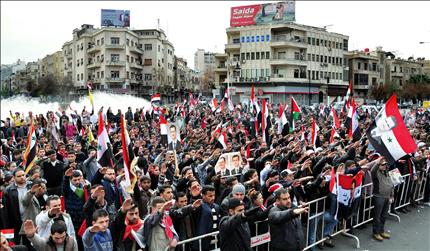 سوريون موالون للنظام خلال تظاهرة دعم للأسد وسط دمشق أمس (أ ب أ) 