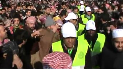صورة مأخوذة عن شريط فيديو بث على «يوتيوب» لمراقبين عرب بين محتجين في إدلب أمس (أ ف ب) 