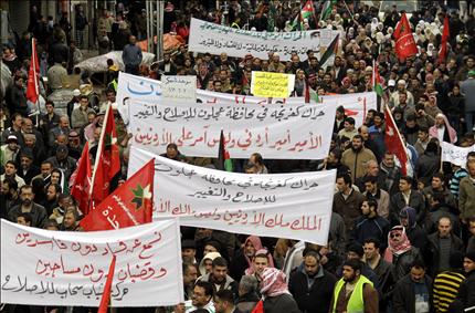 متظاهرون أردنيون يطالبون بالإصلاح في عمّان أمس (أ ف ب) 