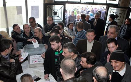 سوريون يشاركون في الاستفتاء على الدستور الجديد في دمشق أمس (أ ب أ) 