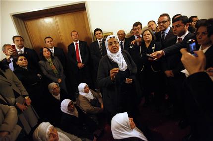 كرديات يطلقن على انفسهن اسم "امهات السلام" يتظاهرن امام مكتب رئيس الحكومة في البرلمان في انقرة امس (رويترز) 