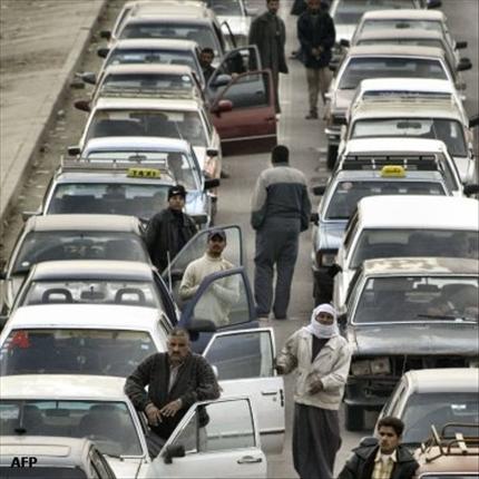 عراقيون ينتظرون بالدور امام محطة للوقود في بغداد (عن الانترنت) 