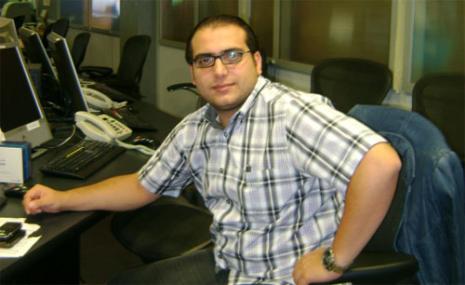 موسى أحمد في مكتب القناة في بيروت 