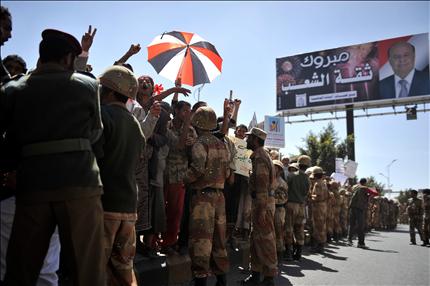 متظاهرون يمنيون يطالبون بإعادة هيكلة الجيش خلال احتجاج في صنعاء امس (ا ب ا) 
