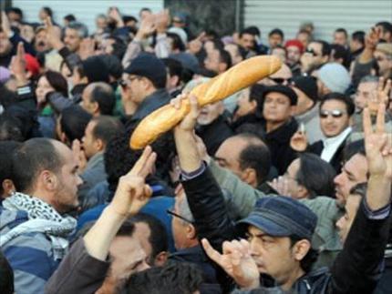 متظاهرون في العاصمة تونس ضد البطالة في صورة تعود الى كانون الأول 2010 قبيل اندلاع الثورة 