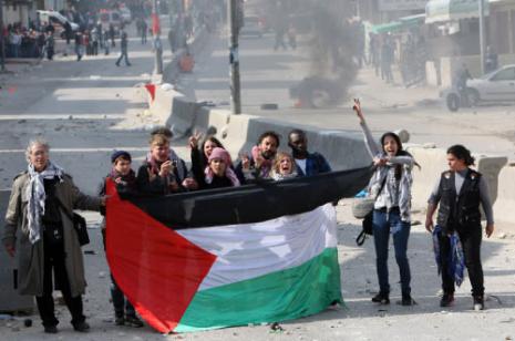متضامنون مع فلسطين على مشارف القدس المحتلة في قلنديا بمناسبة «يوم الأرض» الجمعة الماضية (عباس موماني ـ أ ف ب) 