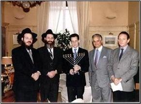 ساركوزي عام 2005 عندما كان وزيراً للداخلية ينال الشمعدان اليهودي  في كنيس في باريس تقديراً لخدماته
