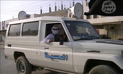 عناصر من «القاعدة» يتنقلون في شاحنة رفع عليها العلم الاسود في محافظة شبوة جنوبي اليمن امس (ا ف ب) 