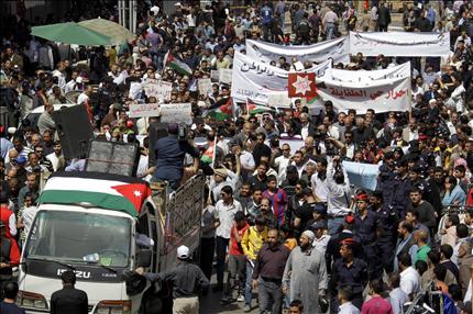 اردنيون يتظاهرون في عمان امس للمطالبة بالاصلاح والافراج عن نشطاء معتقلين (ا ف ب) 