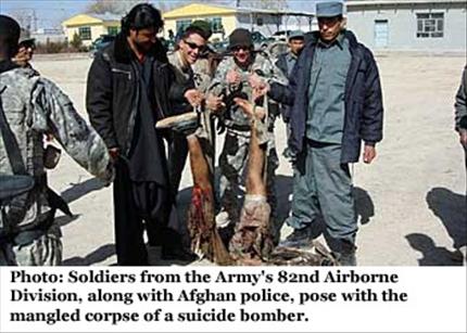 صورة نشرتها صحيفة «لوس انجلس تايمز» لجنود أميركيين يعبثون بجثة مقاتل أفغاني («السفير») 
