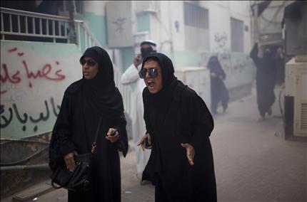 بحرينيتان تشاركان في تظاهرة معارضة في المنامة أمس (رويترز) 