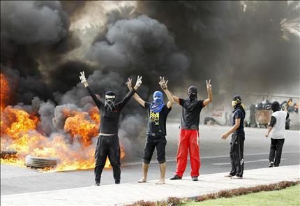متظاهرون بحرينيون قرب المنامة أمس (رويترز) 