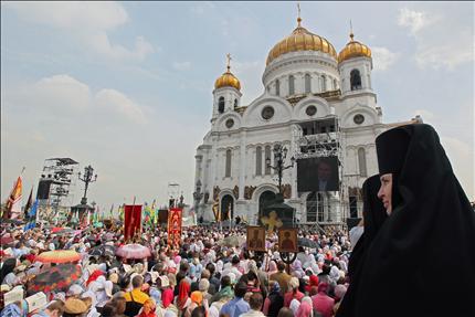 جموع المصلين في موسكو أمس أمام كنيسة «المسيح المخلص» (أ ب أ) 