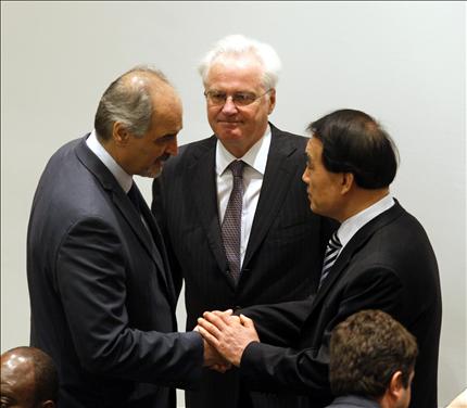 تشوركين (في الوسط) ومندوب الصين لي باودينغ (إلى اليمين) والجعفري قبل جلسة مجلس الأمن في نيويورك أمس الأول (أ ب) 
