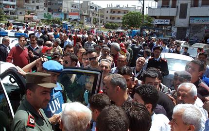 حميش وإلى جانبه ضابط شرطة سوري في محافظة حمص أمس (أ ب أ) 