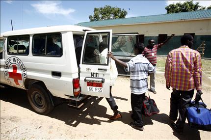أسرى سودانيون يصعدون إلى سيارة تابعة للصليب الأحمر الدولي بعد الإفراج عنهم في جوبا امس (ا ب ا) 