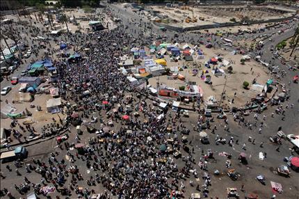 متظاهرون وباعة متجولون في ميدان التحرير أمس (أ ب أ) 