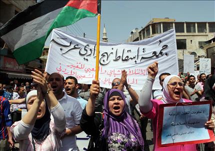 أردنيون يتظاهرون ضد الحكومة واتفاق السلام مع إسرائيل في عمان أمس (ا ب ا) 