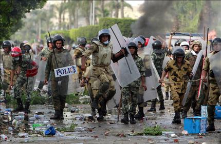 جنود مصريون خلال مواجهات العباسية أمس (رويترز) 