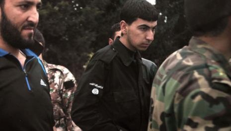 مقاتل في حمص يضع شعار تنظيم القاعدة على ذراعه (جوزيف عيدــ ا ف ب)