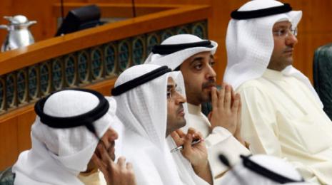 نواب كويتيون يستمعون الى رئيس الحكومة خلال جلسة للبرلمان الشهر الماضي (رويترز)