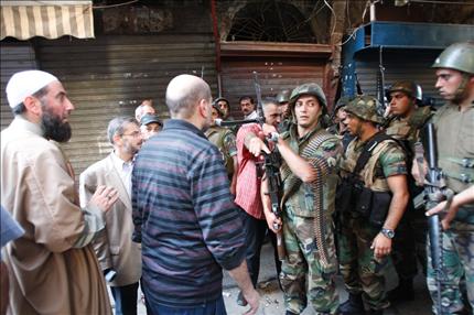 عناصر من الجيش مع مشايخ ومواطنين في أسواق طرابلس (عمر إبراهيم) 