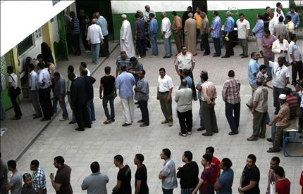 مصريون يصطفون للإدلاء باصواتهم في مركز اقتراع في القاهرة أمس (ا ف ب) 