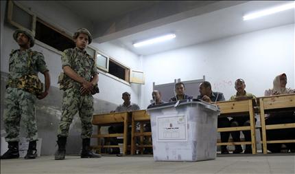 جنديان يحرسان صندوق اقتراع قبيل بدء عمليات الفرز في القاهرة أمس (أ ف ب) 