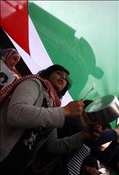 فلسطينية تقرع على إناء للطهي خلال تظاهرة دعماً للأسرى المضربين عن الطعام في رام الله أمس (أ ف ب) 