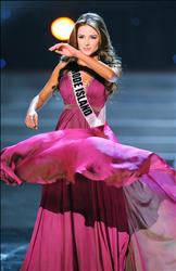 كولبو خلال مشاركتها في مسابقة ملكة جمال الولايات المتحدة في لاس فيغاس امس (ا ب ا) 