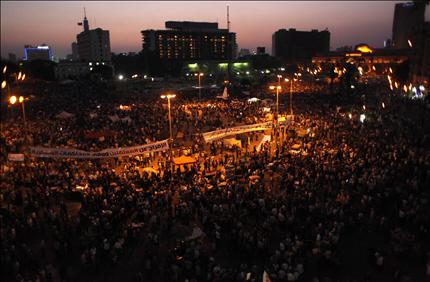 المتظاهرون في ميدان التحرير في القاهرة مساء أمس (أ ب) 
