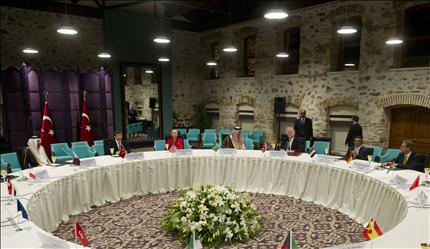 وزراء الخارجية خلال اجتماعهم في اسطنبول أمس (رويترز) 