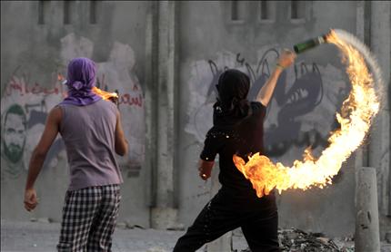 متظاهران بحرينيان خلال مواجهات مع الشرطة في قرية المالكية أمس الأول (أ ب) 