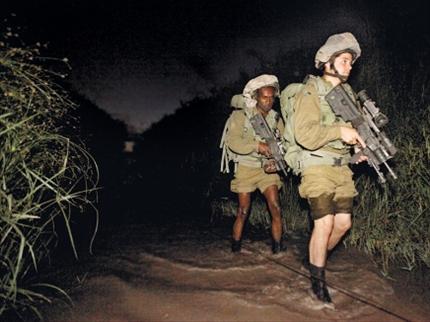 جنديان اسرائيليان خلال التدريب العسكري. (عن «هآرتس») 