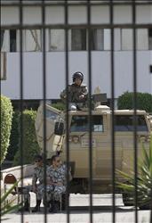 جنود مصريون في مستشفى المعادي في القاهرة أمس (أ ب) 