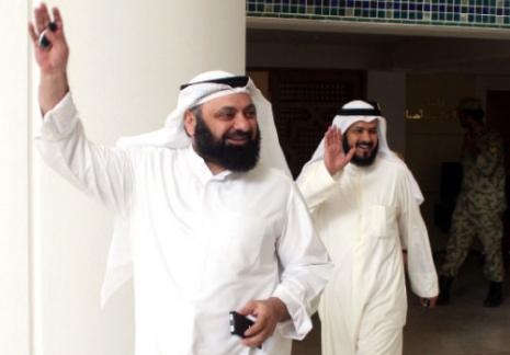 وليد الطبطبائي وعبدالله برغش يغادران البرلمان في الكويت أمس (ياسر الزيات ـ أ ف ب) 