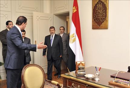 مرسي في قصر الرئاسة في القاهرة أمس (رويترز) 