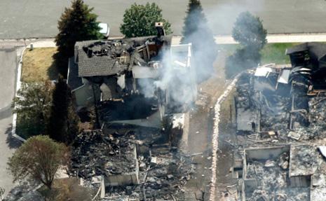 صورة جوية تظهر حجم الدمار الذي خلفه الحريق بالمنازل (ريك ويلكينغ ــ رويترز)
