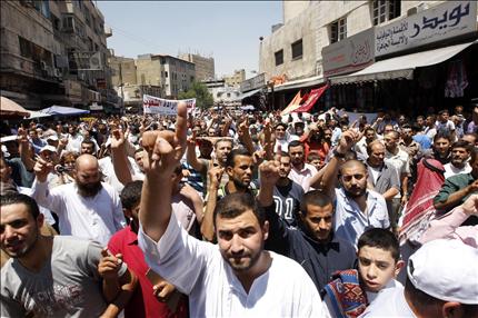 اردنيون يتظاهرون ضد رفع الاسعار في عمان امس (ا ب ا) 