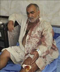 عراقي يتلقى العلاج داخل مستشفى الكوت أمس جراء إصابته بانفجار سيارة (رويترز) 