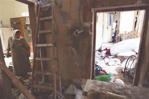  فلسطينية تنظر الى الدمار الذي ألحقه قصف إسرائيلي بمنزل عائلة الناشط في «الجهاد» عبدالله حروف في نابلس قبل اعتقاله 