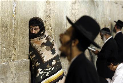 يهود متطرفون يؤدون الصلاة أمام حائط البراق في القدس المحتلة أمس (رويترز
