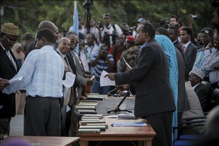نواب البرلمان الصومالي يؤدون اليمين في مقديشو أمس الأول (رويترز)