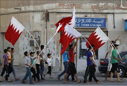 متظاهرون يحملون الأعلام البحرينية خلال تظاهرة ضد أحكام السجن بحق 13 قياديا من المعارضة في قرية سنابس في غرب المنامة أمس. (رويترز) 