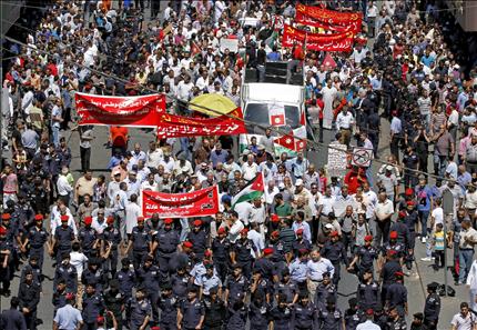  اردنيون يتظاهرون ضد الحكومة وارتفاع الاسعار في عمان امس (ا ب) 